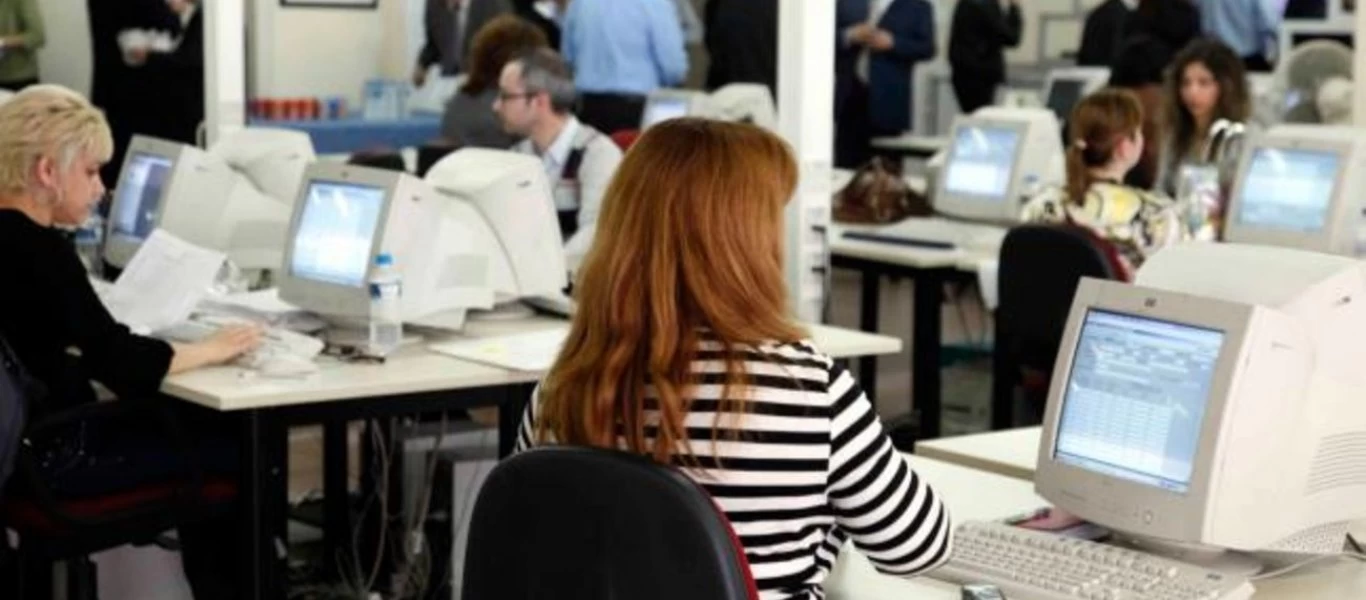 Οδηγίες του ΥΠΕΣ για εκ περιτροπής εργασία στο Δημόσιο και άδειες ειδικού σκοπού - Τι ισχύει με τις μετατάξεις;